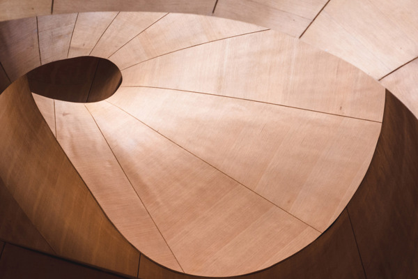 Designelement i trä. Foto.