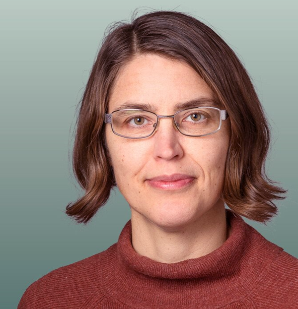 Porträtt på kvinna mot grön bakgrund. Foto.