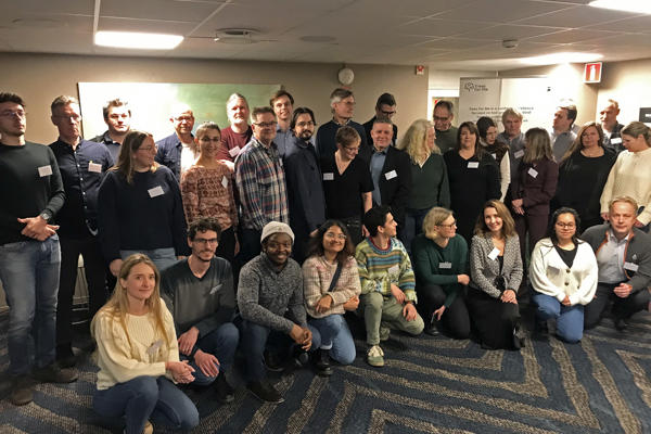 Gruppbild på personer i konferensrum. Foto.